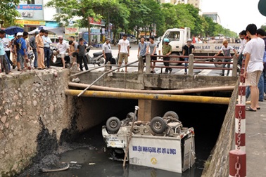 Hà Nội: Xe tải “lộn cổ” xuống mương, tài xế may mắn thoát chết