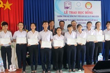 Trao 72 suất học bổng trị giá 1,3 tỷ đồng đến HS, SV nghèo hiếu học ở Phú Yên