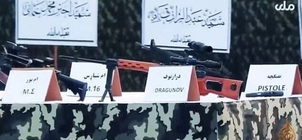 Taliban diễu hành khoe chiến lợi phẩm vũ khí Mỹ - 3 Taliban diễu hành khoe chiến lợi phẩm vũ khí Mỹ - 3