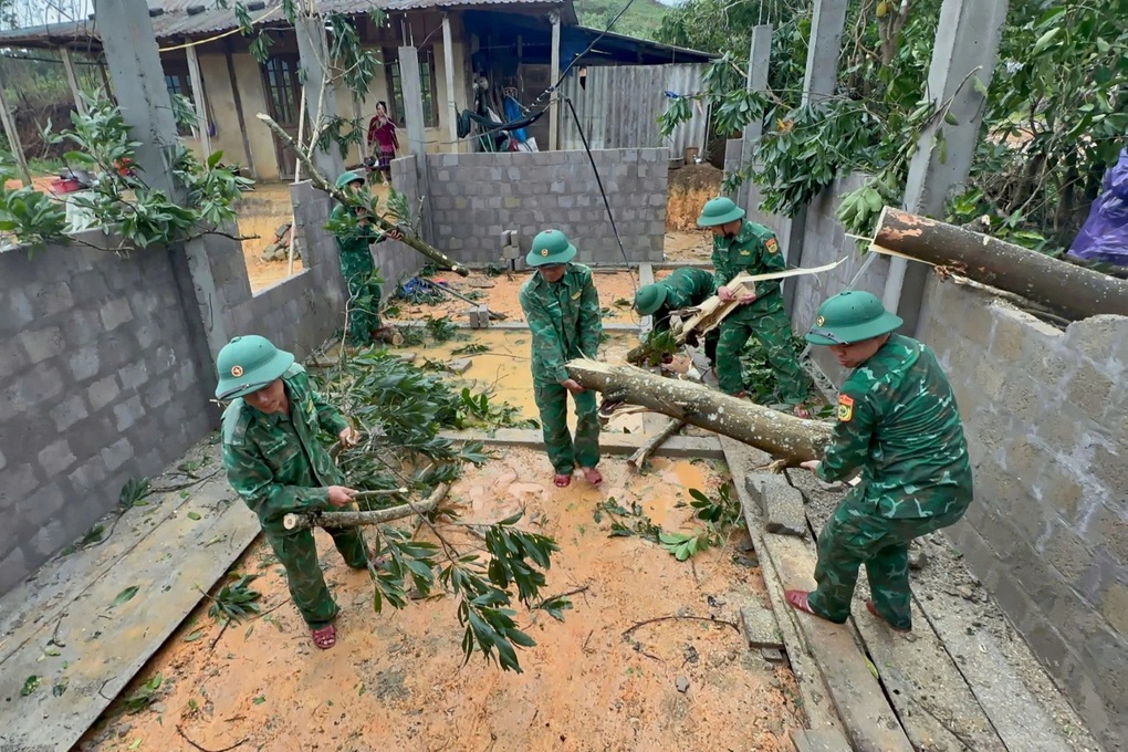 Bộ đội biên phòng giúp dân sửa nhà sau bão Wutip - 2 Bộ đội biên phòng giúp dân sửa nhà sau bão Wutip - 2