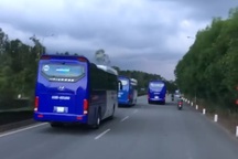 Xe chở công nhân “đua” cùng xe chữa cháy đang đi làm nhiệm vụ