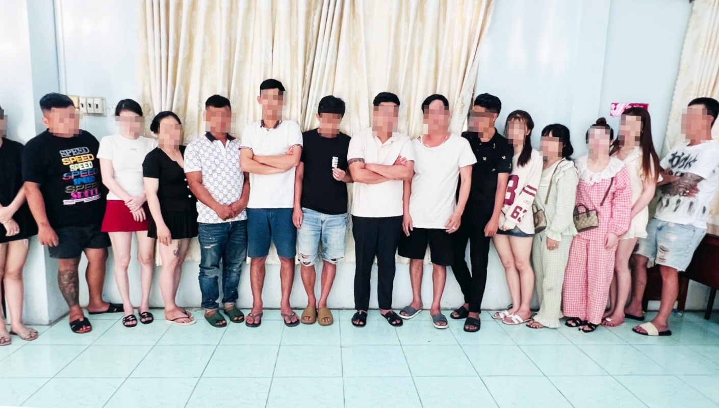 20 Teenager beim Drogenkonsum in Karaoke-Bar erwischt - 1 Bắt quả tang 20 thanh thiếu niên sử dụng ma túy trong quán karaoke - 1