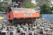 Nghiền nát hơn 1.000 "trâu cày" Bitcoin bằng xe lu