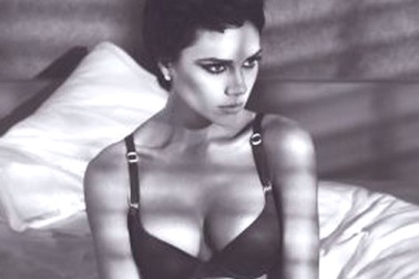 Victoria Beckham gợi cảm trong vai trò người mẫu