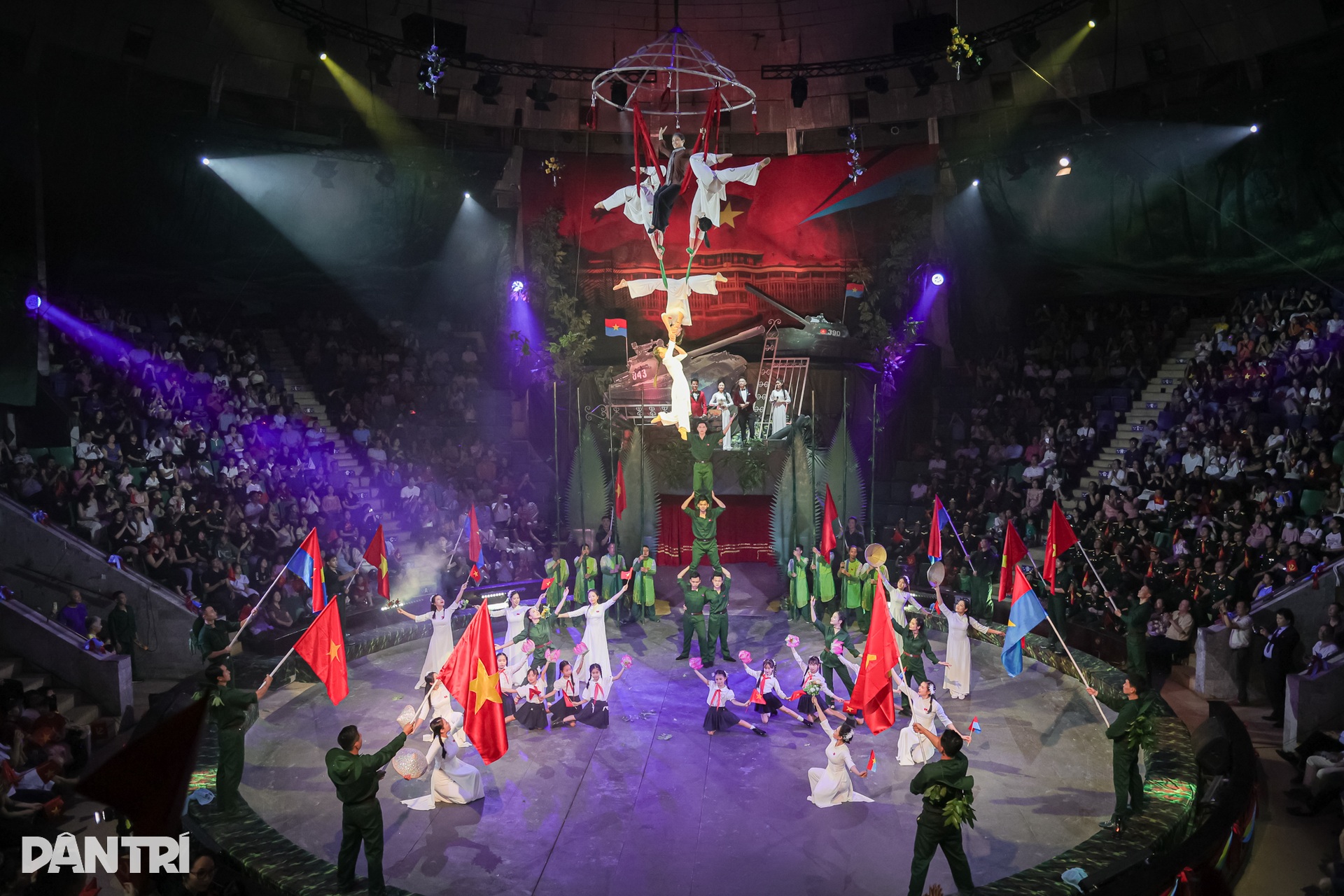 Khán giả mặc áo cờ đỏ sao vàng, cổ vũ xiếc Non sông ngày thống nhất - 1