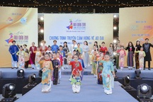 H’Hen Niê truyền cảm hứng áo dài với chiếc áo dài thổ cẩm trắng