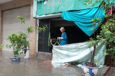 Muôn kiểu chống lụt của người Hà Nội