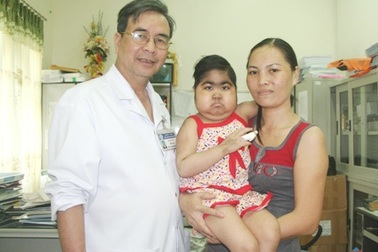 Trao tiếp 3,9 triệu đồng đến bé gái 7 năm lấy bệnh viện làm nhà