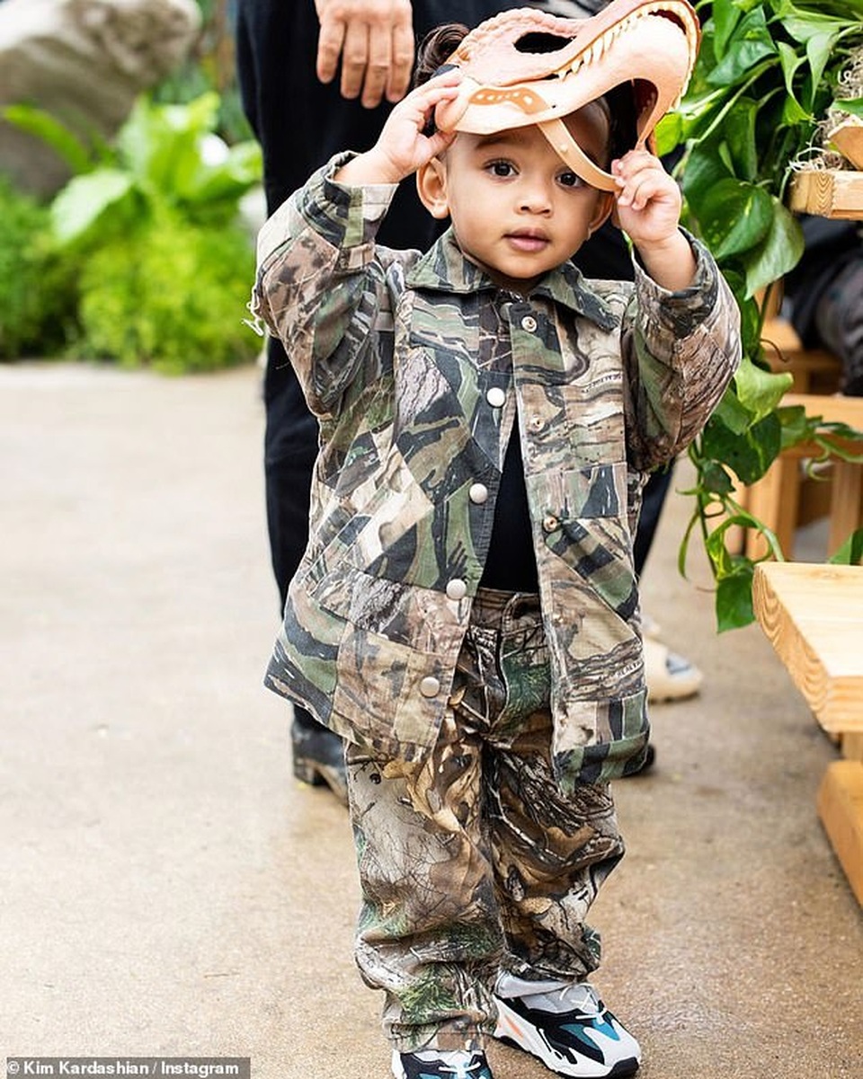 Kim Kardashian hạnh phúc bên chồng con - 3 Kim Kardashian hạnh phúc bên chồng con - 3