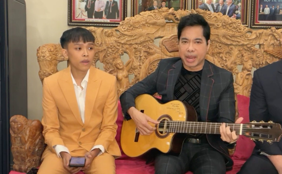 Hồ Văn Cường bất ngờ xuất hiện cùng Ngọc Sơn và bầu Thụy - 2 Hồ Văn Cường bất ngờ xuất hiện cùng Ngọc Sơn và bầu Thụy - 2