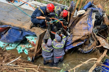 Xe chở 18 tấn phân bón lao xuống suối, tài xế tử vong