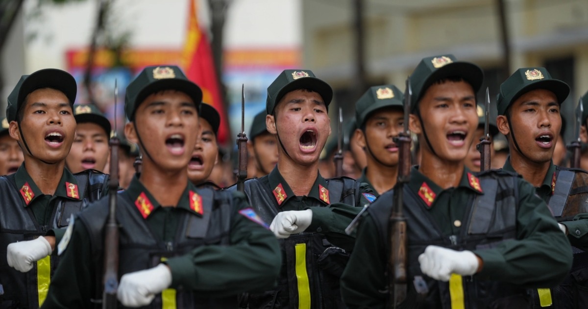 View - Gần 3.000 chiến sĩ công an hợp luyện diễu binh chào mừng đại lễ 30/4 | Báo Dân trí