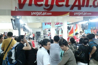 Hàng trăm hành khách bức xúc vì bị "bỏ rơi" ở sân bay