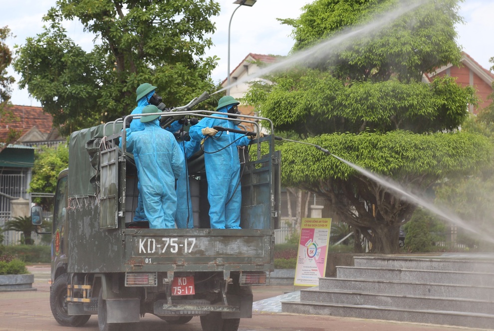 Huy động 4 xe đặc chủng phun khử khuẩn khu vực có nhiều ca nhiễm Covid-19 - 10 Huy động 4 xe đặc chủng phun khử khuẩn khu vực có nhiều ca nhiễm Covid-19 - 10