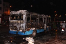 Tài xế vừa xuống mua đồ thì xe bốc cháy trơ khung