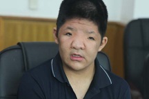 Con trai NSƯT Quốc Tuấn liên tục gạt nước mắt khi thấy bố nghẹn ngào