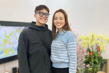 Vợ NSND Công Lý thân thiết với con trai riêng của chồng