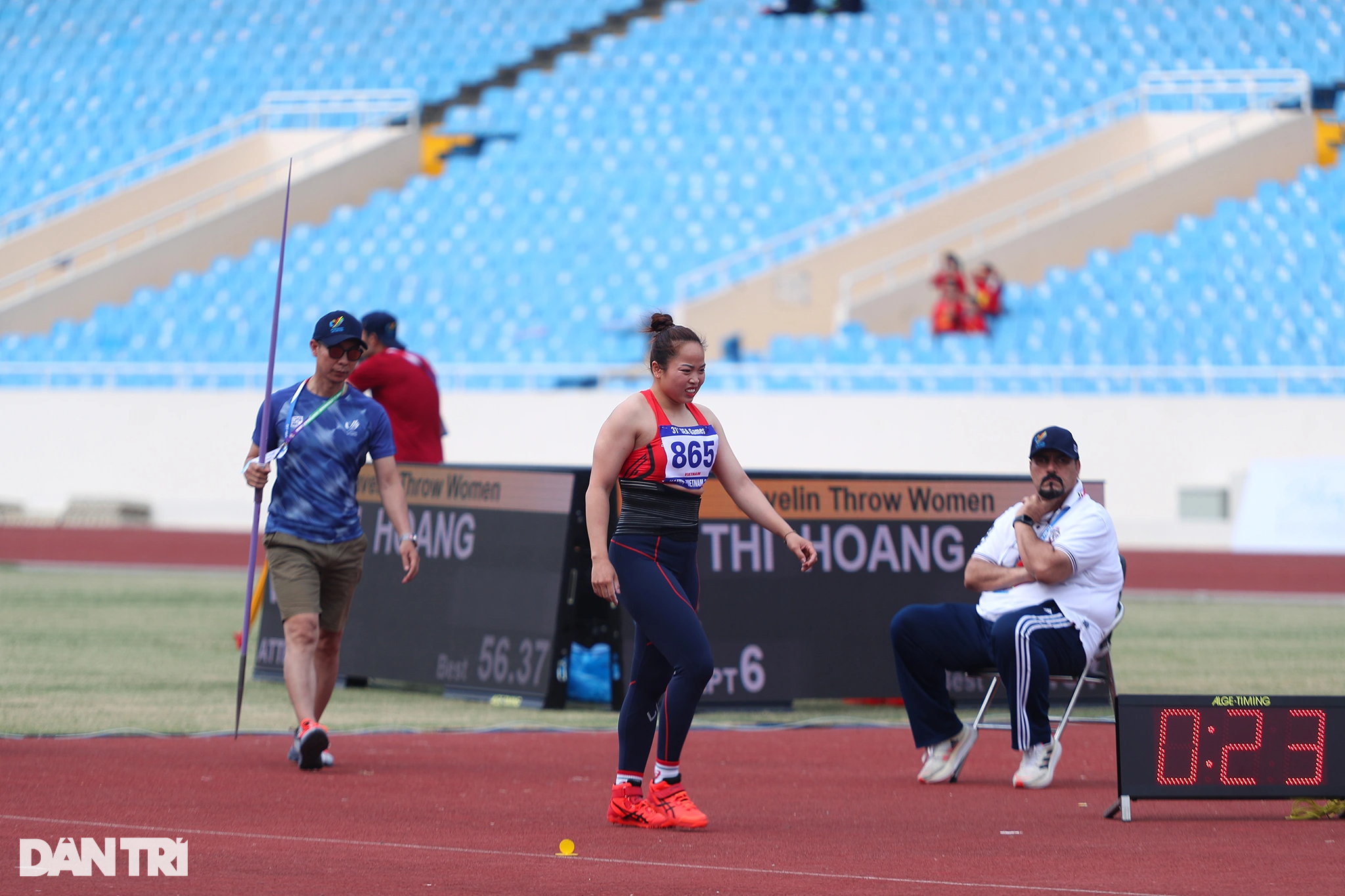 Nữ VĐV ném lao ôm bố, mẹ khóc nức nở sau khi phá kỷ lục SEA Games - 1 Nữ VĐV ném lao ôm bố, mẹ khóc nức nở sau khi phá kỷ lục SEA Games - 1