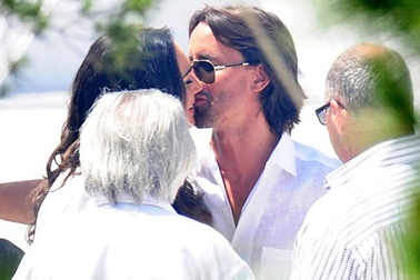 Con gái triệu phú diện áo tắm trong tiệc cưới xa hoa