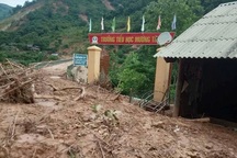 Thầy cô đến trường sau lũ: Không điện, không nước, thức ăn cũng không còn