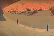 Ô tô lao như tên bắn vào sảnh tòa nhà, tài xế sống sót kỳ diệu