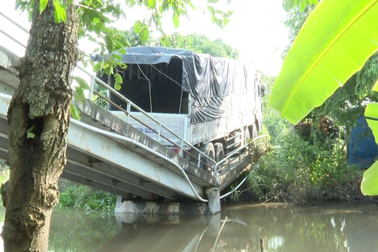 Xe tải chở 15 tấn gạo làm sập cầu tải trọng 5 tấn