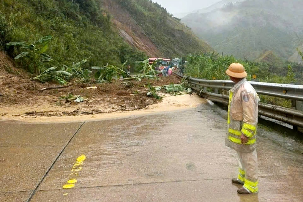 Sạt lở nghiêm trọng trên đèo Lò Xo, hàng trăm ô tô mắc kẹt - 2 Sạt lở nghiêm trọng trên đèo Lò Xo, hàng trăm ô tô mắc kẹt - 2