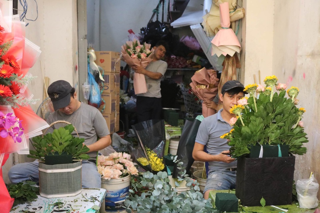 Người bán hoa mỏi tay chốt đơn, lãi lớn với những bó... chục triệu đồng - 4 Người bán hoa mỏi tay chốt đơn, lãi lớn với những bó... chục triệu đồng - 4