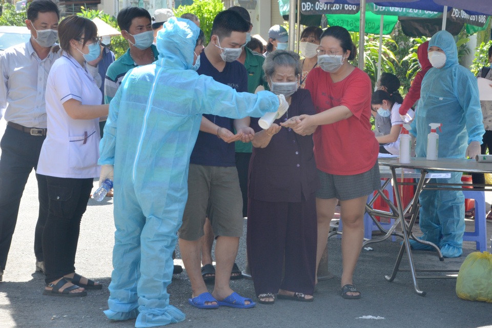 TPHCM phong tỏa đường Đoàn Phú Tứ vì ca nghi Covid-19, sàng lọc 300 người - 2 TPHCM phong tỏa đường Đoàn Phú Tứ vì ca nghi Covid-19, sàng lọc 300 người - 2