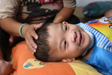 Nhói lòng cảnh vợ chồng khiếm thị bán vé số gắng gượng cứu con gái 6 tuổi