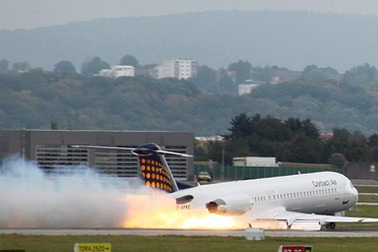 Máy bay Đức hạ cánh bằng bụng