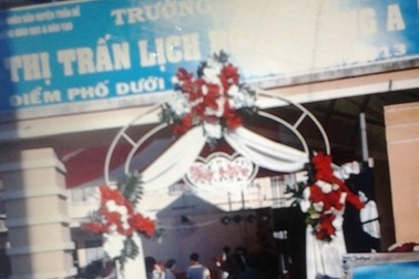 Hàng trăm học sinh nghỉ học vì trường cho mượn sân làm đám cưới