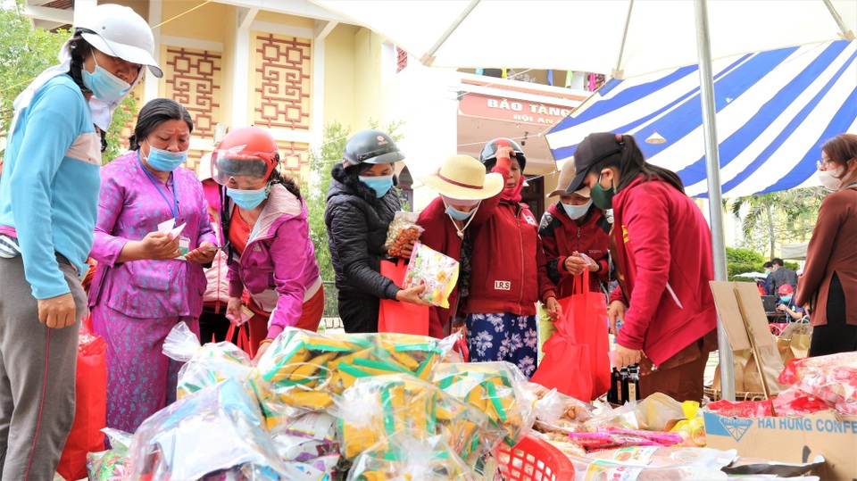 Ấm áp Phiên chợ Tết 0 đồng cho người nghèo tại Hội An - 6 Ấm áp Phiên chợ Tết 0 đồng cho người nghèo tại Hội An - 6