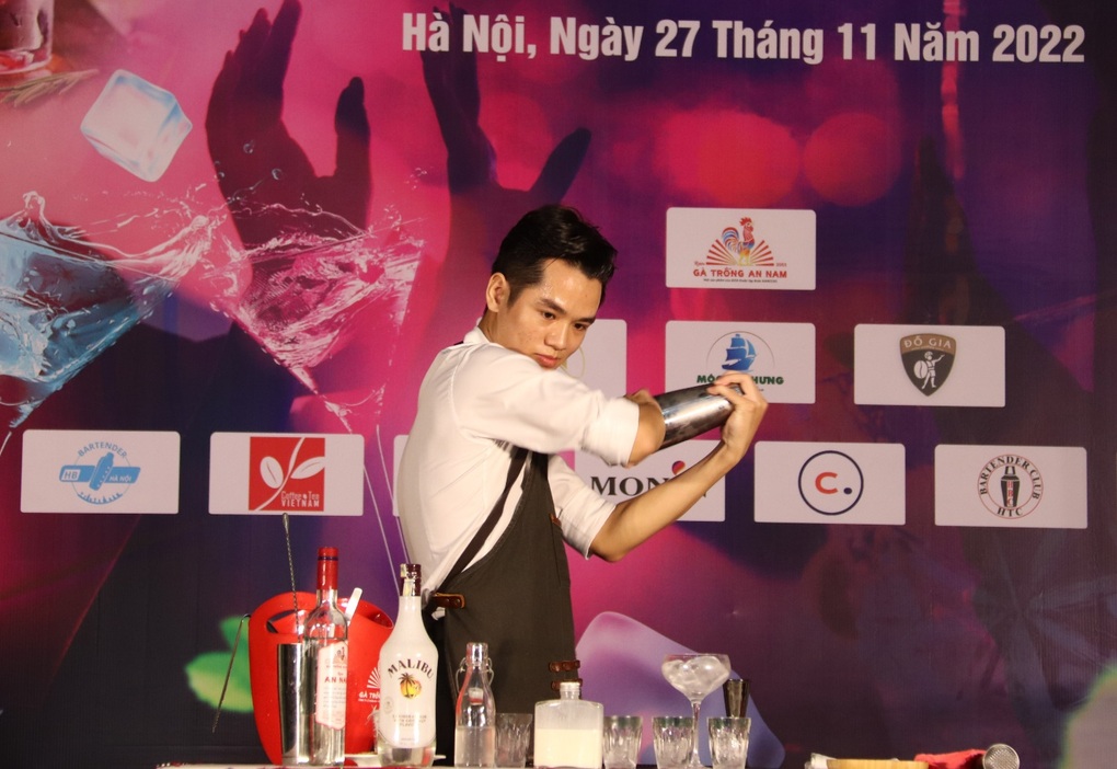 Bartender thể hiện kỹ năng nghề, vừa nhảy múa vừa pha chế - 10 Bartender thể hiện kỹ năng nghề, vừa nhảy múa vừa pha chế - 10