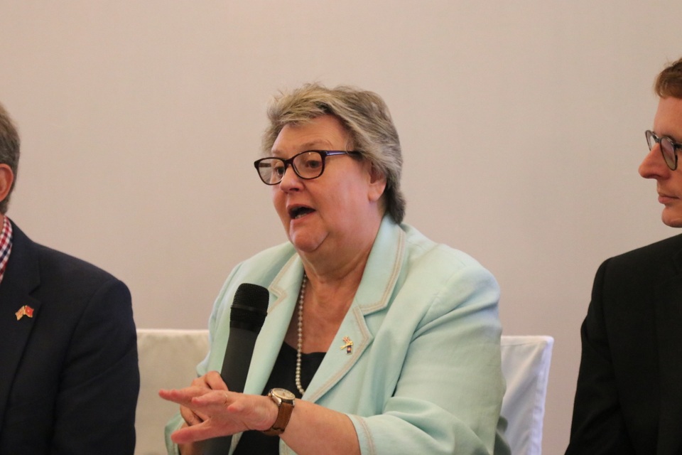 Thứ trưởng Ngoại giao Anh: “2020 là năm tuyệt vời cho Việt Nam” - 2 Thứ trưởng Ngoại giao Anh: “2020 là năm tuyệt vời cho Việt Nam” - 2
