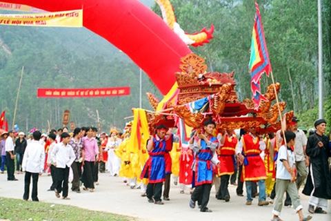 Về quê Bác trẩy hội đền Vua Mai 