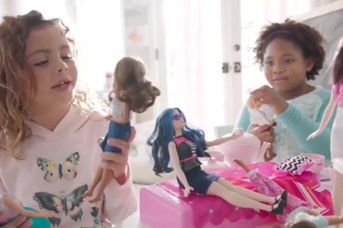 Lần đầu tiên xuất hiện búp bê Barbie… “thấp béo”