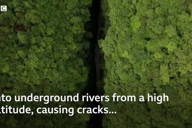 Bên trong hố sụt khổng lồ ở Trung Quốc