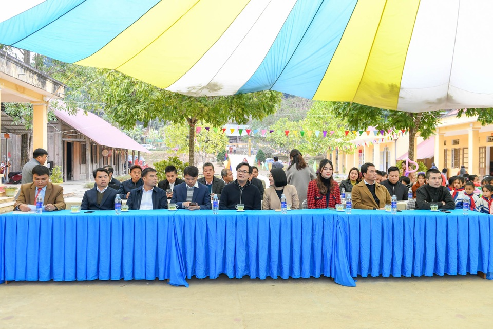 Khánh thành Phòng học Dân trí: Thầy trò hết cảnh vừa dạy, vừa lo lớp sập - 3 Khánh thành Phòng học Dân trí: Thầy trò hết cảnh vừa dạy, vừa lo lớp sập - 3
