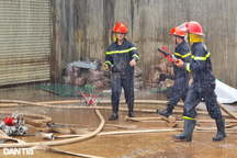 Hàng trăm chiến sĩ dầm mưa dập đám cháy lớn tại xưởng đồ nhựa