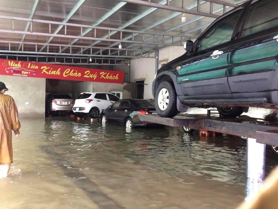 Muôn kiểu tránh ngập, chống bão cho ô tô được cư dân mạng chia sẻ rần rần - 7 Muôn kiểu tránh ngập, chống bão cho ô tô được cư dân mạng chia sẻ rần rần - 7