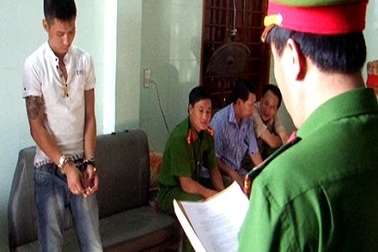 Bắt đối tượng chuyên buôn bán ma túy và thủ nhiều hung khí nguy hiểm