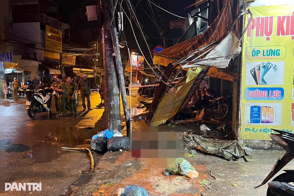 Hai xe máy lao lên vỉa hè sau tiếng truy hô cướp, 2 người tử vong ở TPHCM - 1