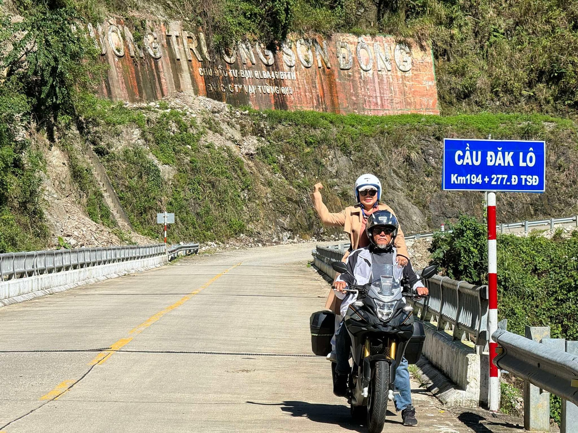 Chàng 71 tuổi - nàng 64 tuổi lái mô tô chinh phục 20 cung đường Việt Nam - 5 Chàng 71 tuổi - nàng 64 tuổi lái mô tô chinh phục 20 cung đường Việt Nam - 5