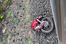 Đi xe máy vượt đường sắt, 2 người bị tàu hỏa tông tử vong