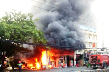 Hiện trường vụ cháy cây xăng sát chợ Hạnh Thông Tây