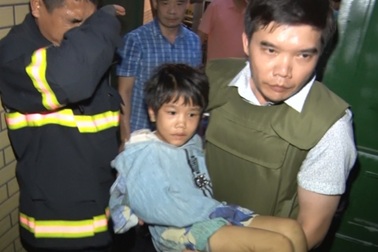 Giải cứu cháu gái 6 tuổi bị bố nghiện ma túy bạo hành