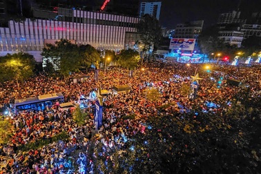 Hàng trăm nghìn người thức chờ khai mạc đại lễ 30/4