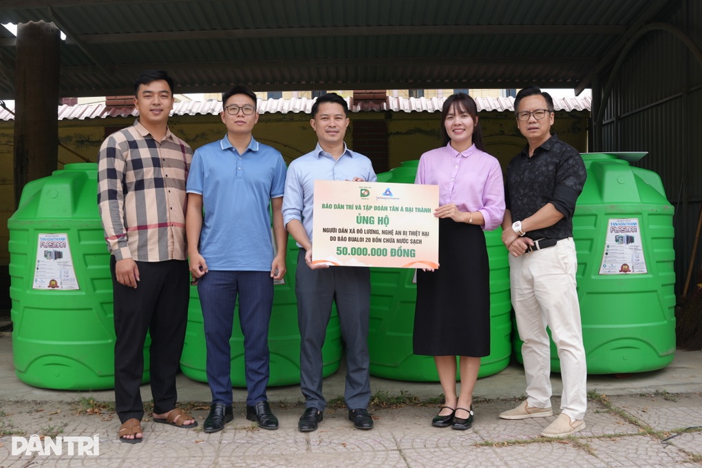 Trao tặng 50 bồn nước giúp người dân vùng mưa bão ổn định cuộc sống - 3 Trao tặng 50 bồn nước giúp người dân vùng mưa bão ổn định cuộc sống - 3