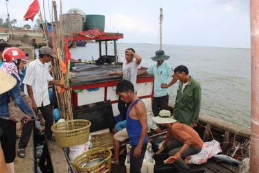 Tặng bằng khen cho các ngư dân cứu 44 người trên tàu bị chìm